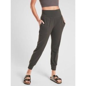 NWT Athleta Salutation Joggers in Black Olive, sz S